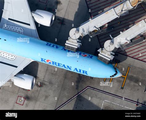 korean air aircraft 77w.
